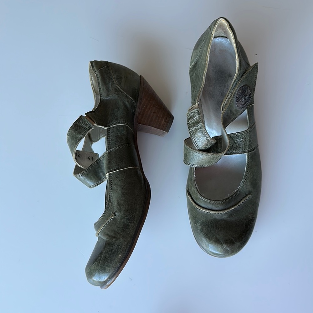 Fidji green leather Mary Janes size 41 or US 10